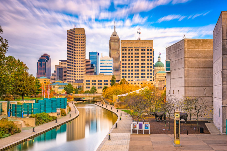 Indianapolis-Indiana-USA-downtown-skyline-over-the-river-walk-940x627